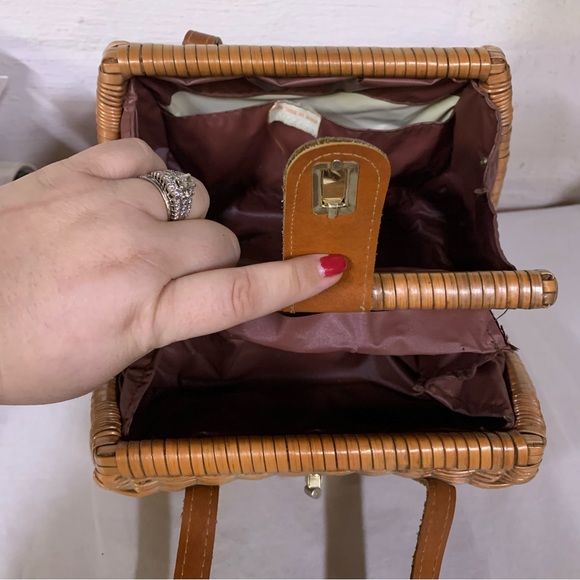 VINTAGE CIRCA 1960'S BROWN RATTAN AND LEATHER BASKET PURSE - Picture 9 of 15